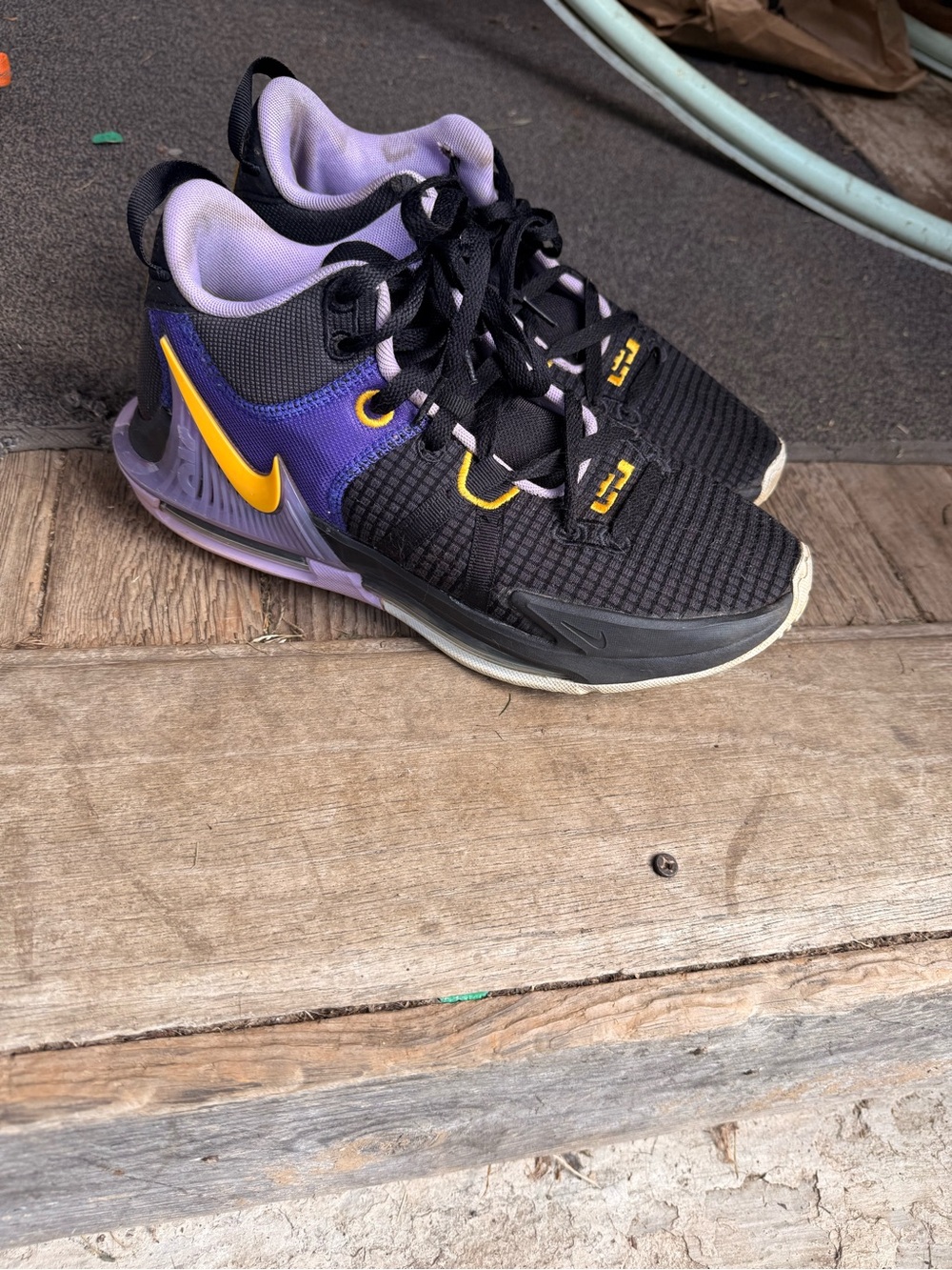 Nike LeBron witness 7